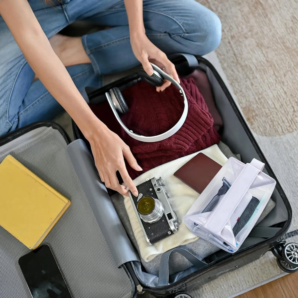 👜 Magnetic Toiletry Bag